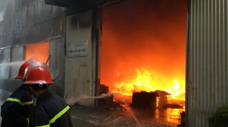 Cháy lớn ở Khu công nghiệp Ngọc Hồi: Cột khói bốc cao hàng trục mét, hàng trăm người thi nhau tháo chạy