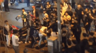 Clip: Nhóm thanh niên hỗn chiến trên phố đi bộ, người dân, du khách hoảng sợ
