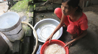 Cô gái có khuôn mặt bà lão một ngày ăn 5 kg bún, 20 ổ bánh mỳ, 30 bánh xèo và 35 lít nước