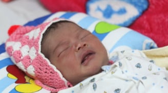 Bé gái sơ sinh vừa cắt dây rốn nặng 2,8kg không mảnh vải che thân bị bỏ trong thùng rác