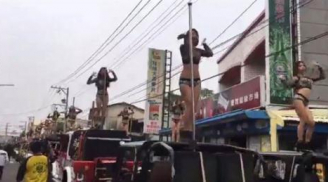 CỰC SỐC: 50 cô gái mặc 'bikini mỏng manh' múa cột trên 50 chiếc xe Jeep trong đám tang