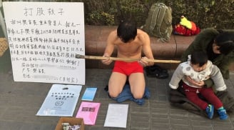 Xót thương: Người đàn ông chỉ mặc quần lót quỳ dưới thời tiết giá lạnh 'xin được đánh' để kiếm tiền cứu con