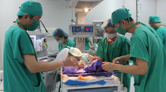 Mổ cấp cứu gấp bé sơ sinh bị lộ toàn bộ nội tạng ra ngoài thành bụng