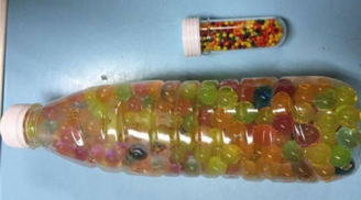 Bé gái 3 tuổi phải cấp cứu gấp vì ăn hàng trăm hạt nhựa nở nhưng tưởng nhầm thành kẹo
