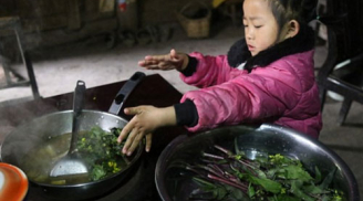 Thương xót: Bố đi tù, mẹ tái hôn bé 5 tuổi phải tự mình nấu cơm chăm sóc bà và cụ nội