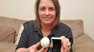 Chuyện lạ: Người phụ nữ ăn trứng gà luộc bất ngờ cắn phải 'kim cương'