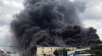 Nóng: Đang cháy dữ dội tại KCN Trà Nóc, Cần Thơ, hàng nghìn công nhân bỏ chạy