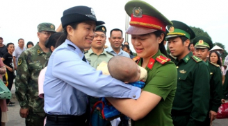 Bé trai 4 tháng tuổi bị lừa bán sang Trung Quốc đã được bàn giao cho Việt Nam