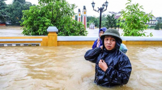Chùm ảnh: Hội An nước ngập thành sông do ảnh hưởng của bão số 12, người dân lo lắng chạy lũ