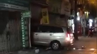 Nam thanh niên cố tình lái ô tô tông nát cửa nhà hàng xóm lúc nửa đêm
