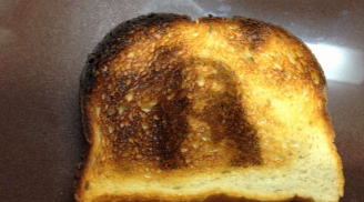 Mẹ nướng bánh mì bị cháy và hành động của người bố khiến con trai 'khắc cốt ghi tâm'