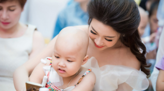 Hoa hậu Đỗ Mỹ Linh diện váy trắng 'hờ hững' đi từ thiện