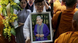 Những hình ảnh rơi nước mắt trong lễ tang nghệ sĩ Út Bạch Lan giữa trời mưa