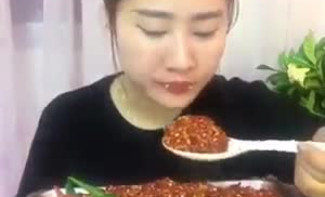 Phát hoảng với cô gái ăn ớt như ăn cơm