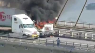 Xe container bốc cháy nghi ngút bị làm ngơ giữa cầu