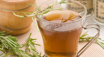Pha trà mật ong cùng một nhánh hương thảo bạn sẽ có một thức uống cực tốt cho sức khỏe