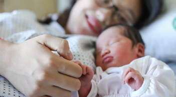 Trẻ sinh ra vào ban ngày và ban đêm có gì khác biệt?