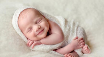 Đứa trẻ thuộc 4 tuổi này sinh ra đã có số làm quan to, bố mẹ dễ hưởng phúc sâu lộc dày