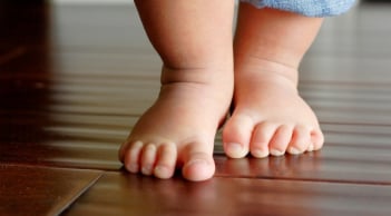 Trẻ biết đi trước biết bò đừng vội mừng: Cha mẹ phải biết điều này
