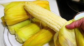 Luộc ngô muốn ngọt thơm đừng vứt thứ này, nước luộc cũng đầy chất bổ