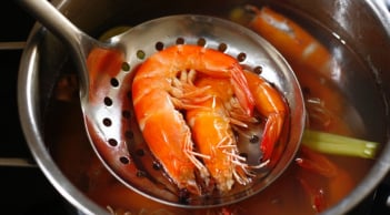 Luộc Tôm cho 1 thìa này vào, tôm đỏ au, ngọt thịt gấp 3 lần