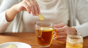 Pha cốc nước gừng theo cách này: Mất ngủ lâu năm uống vào khác hẳn