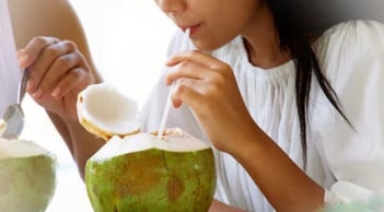 Có nên uống nước dừa tươi vào buổi sáng không?