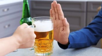 Uống 1 ly rượu 1 cốc bia sẽ không bị thổi phạt nồng độ cồn đúng không?