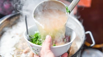 Hầm xương muốn nước trong veo, ngọt lịm cứ thêm 1 thứ này