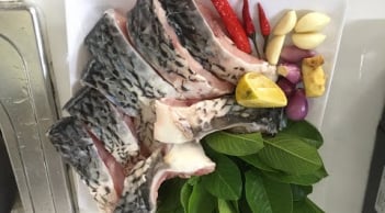 Kho cá thêm 1 loại lá này: Cá chín mềm nục cả xương, lên màu cánh rán đều đẹp