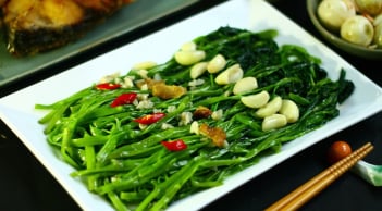 Rau muống xào tỏi xanh giòn, để lâu không sợ thâm đen chỉ cần 1 thứ