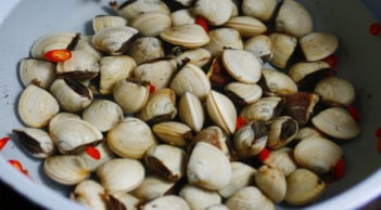 Ngao ốc đã nhả hết cát nên chờ thêm 30 phút rồi mới nấu, vì sao?