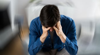 Vì sao nhiều người bị hoa mắt chóng mặt khi đứng dậy?