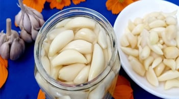 Ngâm tỏi trắng giòn, để lâu trong xanh không nát chỉ cần đúng 1 bước này