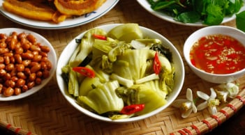 Muối dưa vàng óng, để lâu vẫn giòn, không chua phải có 1 thứ