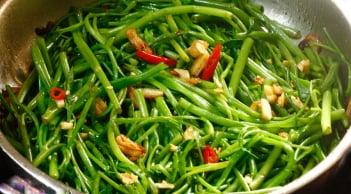 Xào rau muống chớ vội cho tỏi ngay, có thứ này rau mới xanh - giòn - ngọt