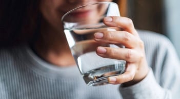 3 ngụm nước uống vào buổi tối khoẻ thận - đẹp da - ngủ sâu giấc