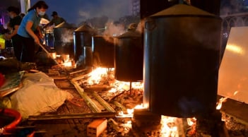 Cách luộc bánh chưng xanh từ vỏ vào trong, không sợ nứt