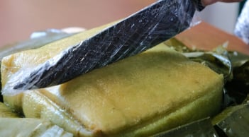 Mẹo cắt bánh chưng không dính dao, không cần dùng lạt