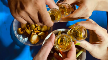 Uống 1 chén rượu, một cốc bia bao lâu nồng độ cồn về 0?