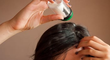 Pha loãng nước muối rồi đem ủ tóc: Sạch hết gầu, lâu bết