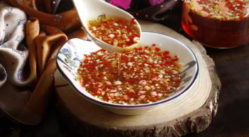 Cách pha nước chấm chua ngọt tỏi đậm đà, ớt nổi lên đẹp mắt