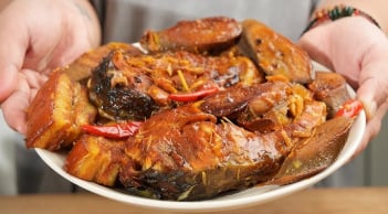 Vò nắm lá này rồi thả vào nồi, kho cá không tanh, chắc thịt, thơm ngon đậm đà