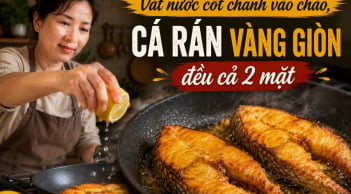 Vắt nước cốt chanh vào chảo, cá rán vàng giòn đều cả 2 mặt