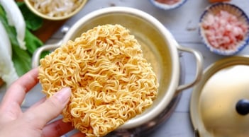 Cách ăn mỳ tôm đủ chất, không lo nổi mụn