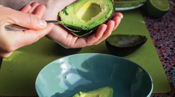 Cách bảo quản bơ để cả tháng vẫn dẻo quánh, vàng đều