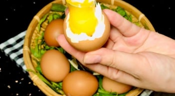 Luộc trứng thêm 1 thìa này vào, lòng đỏ dẻo quánh, róc vỏ