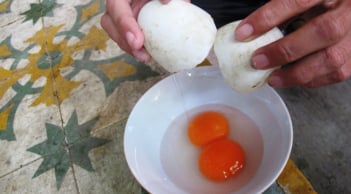 Ăn trứng 2 lòng đỏ có bổ hơn trứng thường không?