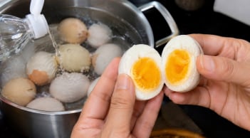 Luộc trứng thêm thứ này vỏ tự động bong ra, lòng đỏ dẻo quánh