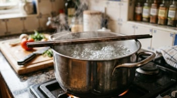 Đặt 1 chiếc đũa gỗ lên miệng nồi khi nước đang sôi để làm gì?